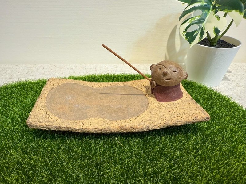 小沙彌線香台-B款 - 擺飾/家飾品 - 陶 咖啡色