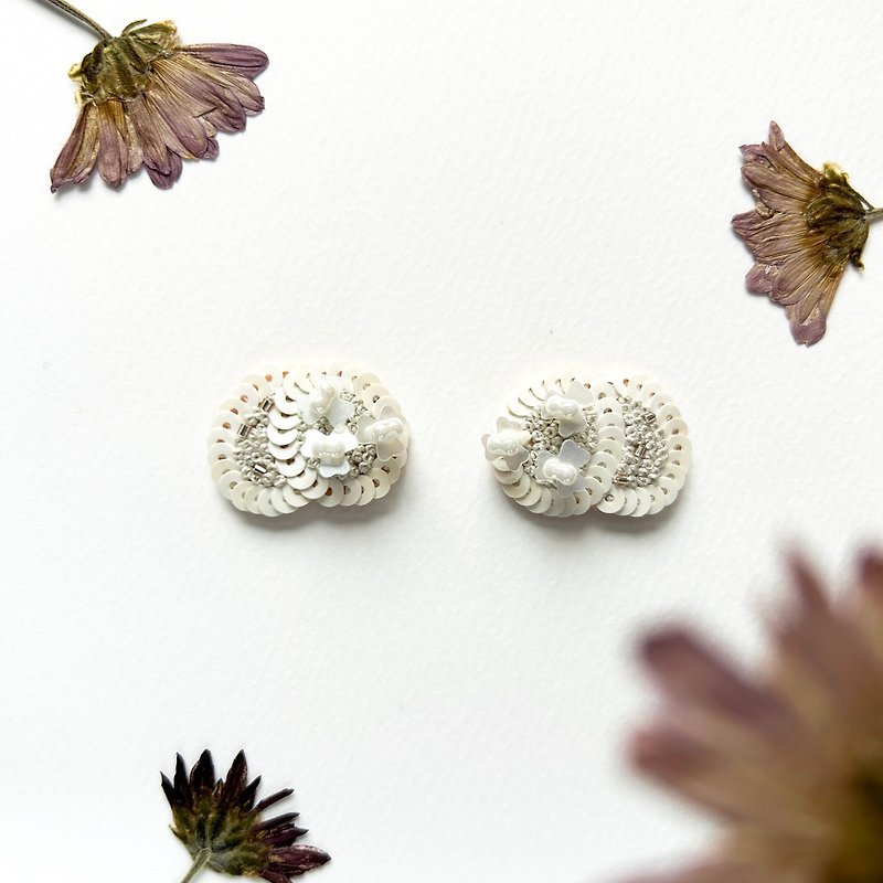 | fa.fa.Fa. | #176 | Handmade embroidery earrings_pierced / clip-on - ต่างหู - งานปัก ขาว