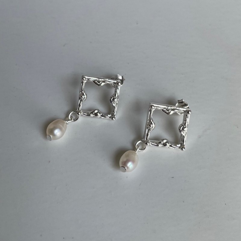 [Pearl Earrings] Picture Frame Pearl Earrings - Frame & Pearls - ต่างหู - เงินแท้ 