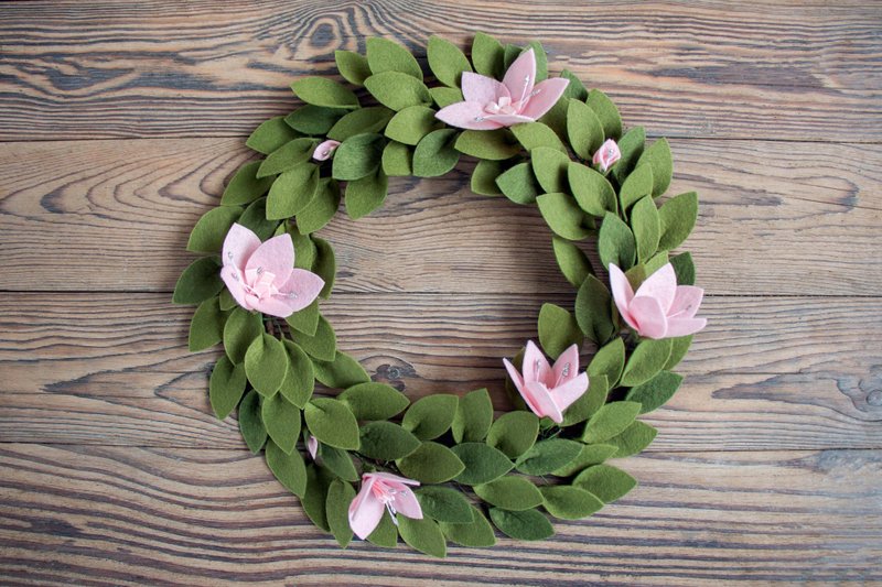 Green Felt Spring Wreath with Pink Flowers | Door Decor Wreath - ตกแต่งผนัง - วัสดุอื่นๆ สีเขียว