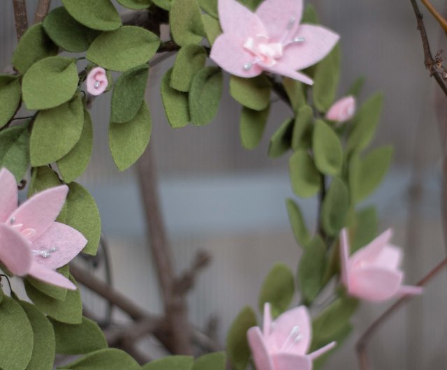 ピンクの花と緑のフェルトの春の花輪|ドアの装飾の花輪 - ショップ
