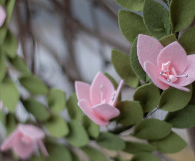 ピンクの花と緑のフェルトの春の花輪|ドアの装飾の花輪 - ショップ