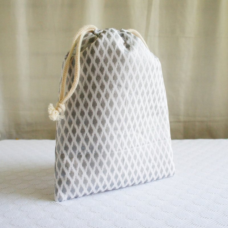 Lovely[Japanese cloth] Silver diamond pattern thick cotton drawstring pocket (width 18x height 20 cm) with lining - กระเป๋าเครื่องสำอาง - ผ้าฝ้าย/ผ้าลินิน ขาว