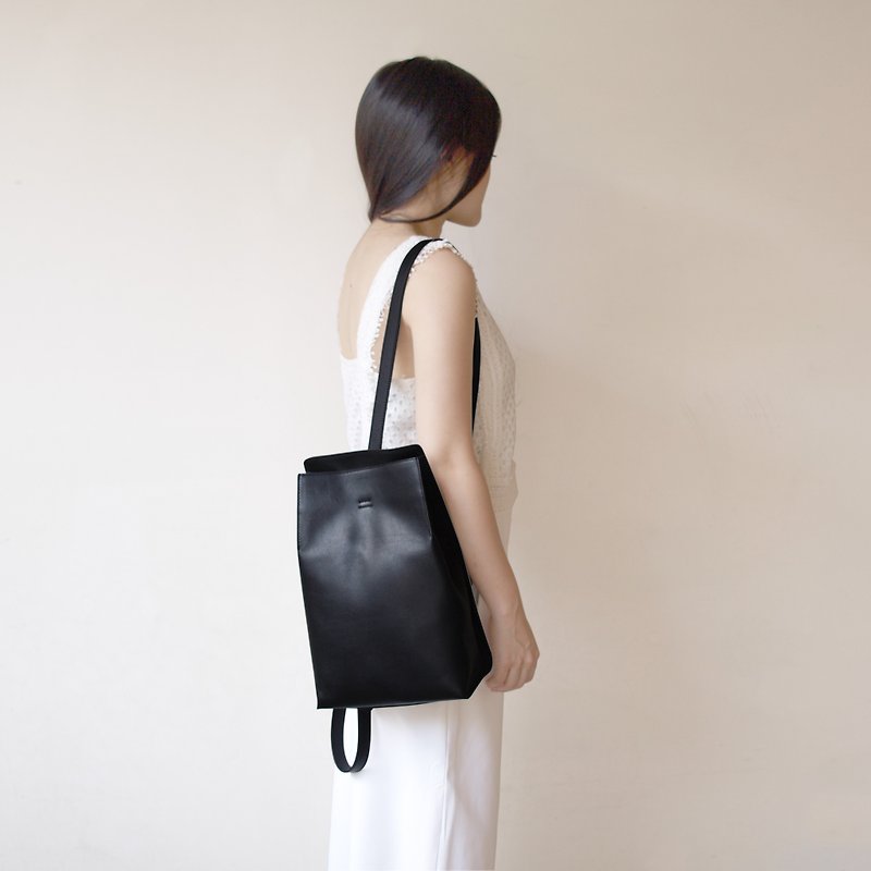 Rectangular Bucket Bag - กระเป๋าเป้สะพายหลัง - หนังแท้ สีดำ