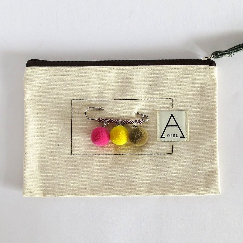 Peach yellow and green hair ball pin clutch bag - กระเป๋าเครื่องสำอาง - ผ้าฝ้าย/ผ้าลินิน ขาว