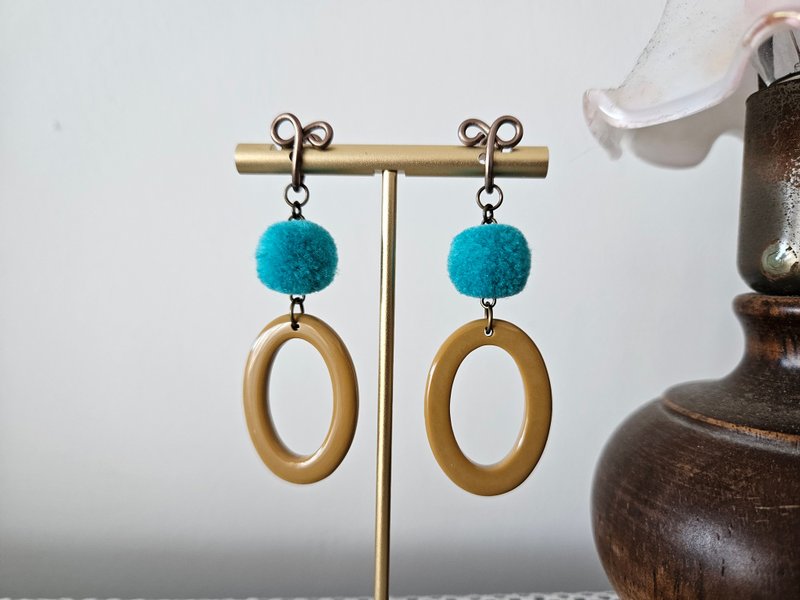 [Puff Ball Circle] Teal Fur Ball ~ Painless Clip-On, clip-on earrings, ear hooks - ต่างหู - วัสดุอื่นๆ 