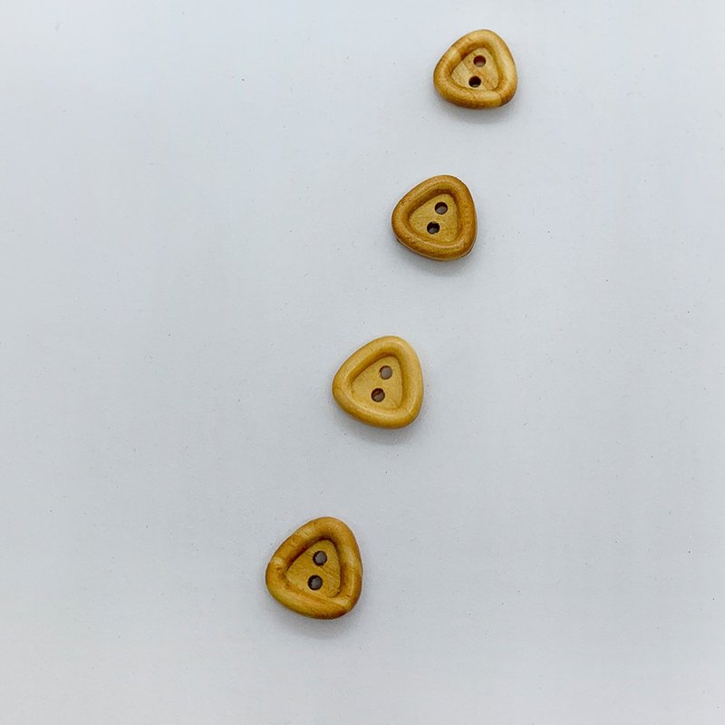 Hana Mokuba – 三角型2孔原木釦 (一包) - 其他 - 其他材質 