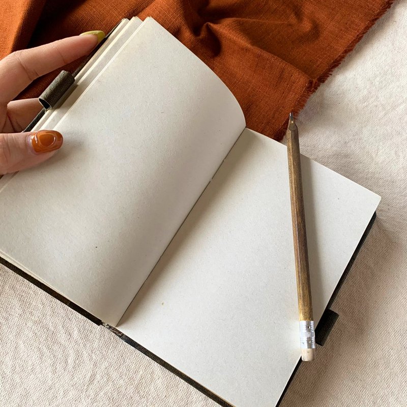 F.Pettinaroli antique handmade leather notebook with handmade pencil in Milan, Italy - สมุดบันทึก/สมุดปฏิทิน - หนังแท้ สีกากี