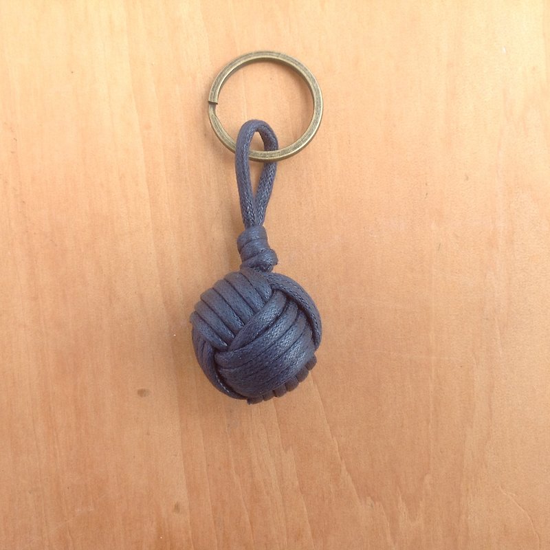 Monkey fist knot sailor key ring-navy blue - ที่ห้อยกุญแจ - วัสดุอื่นๆ สีน้ำเงิน