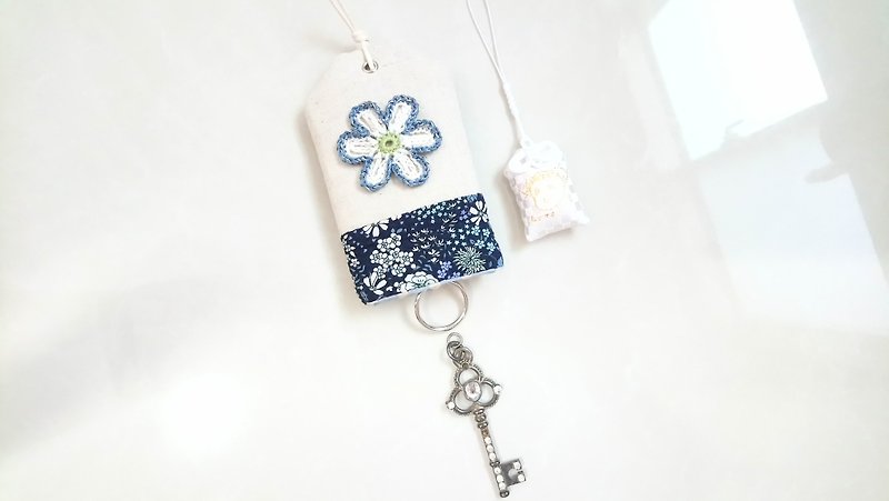 (Out of print) [KMR/Yu Shou key bag] country flower sea bubble cloth blue - ที่ห้อยกุญแจ - ผ้าฝ้าย/ผ้าลินิน สีน้ำเงิน