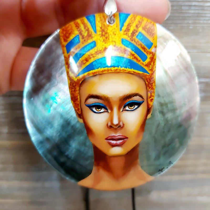 Queen Nefertiti on mother of pearl necklace. Aesthetic shell pendant to collect - สร้อยคอ - เปลือกหอย สีทอง