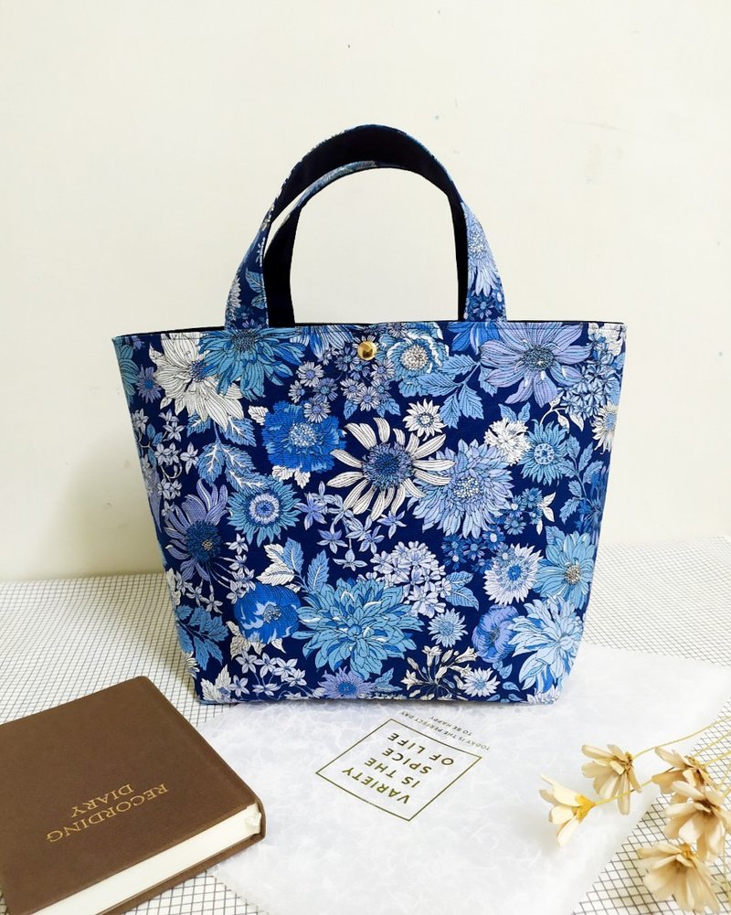 Jiajiajiu M series/handbag/shoulder bag/handmade canvas bag/blue garden/in pre-order - กระเป๋าถือ - ผ้าฝ้าย/ผ้าลินิน สีน้ำเงิน