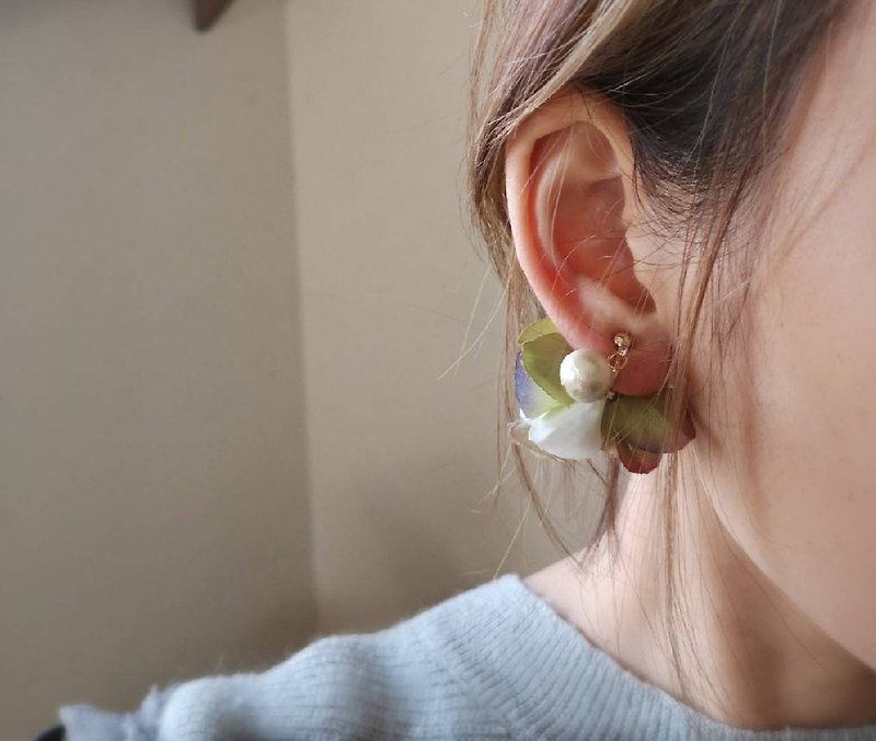 Flowers and swaying cotton pearl Clip-On with the motif of Princess Kaguya / Metal allergies are also supported / kaguya - Earrings & Clip-ons - Plants & Flowers Green