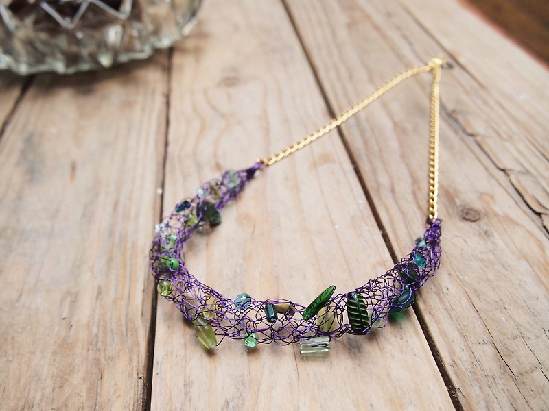 N121 訂製型格手工編織葡萄紫色銅線配翠綠色珠項錬 - 項鍊 - 紙 紫色