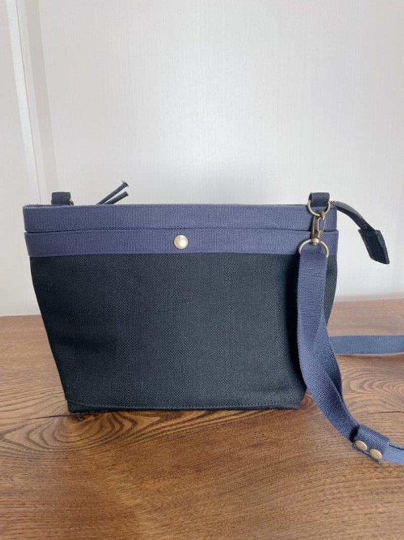 Okayama Denim Mini Shoulder Bag Gusset Wide Freestanding Black x Navy - กระเป๋าแมสเซนเจอร์ - ผ้าฝ้าย/ผ้าลินิน 