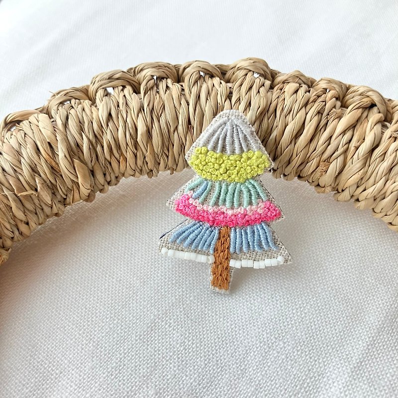 Brooch / Hand Embroidery / Nuan Forest _ 2019 - เข็มกลัด - งานปัก หลากหลายสี