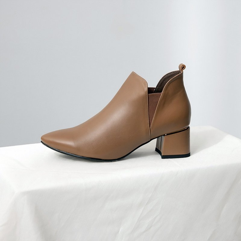 Cat Ear Chelsea Booties - Tea Cake Brown - รองเท้าบูทสั้นผู้หญิง - หนังแท้ สีนำ้ตาล