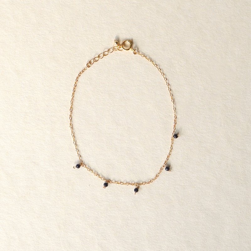 14kgf tiny onyx dot bracelet - สร้อยข้อมือ - โลหะ สีทอง