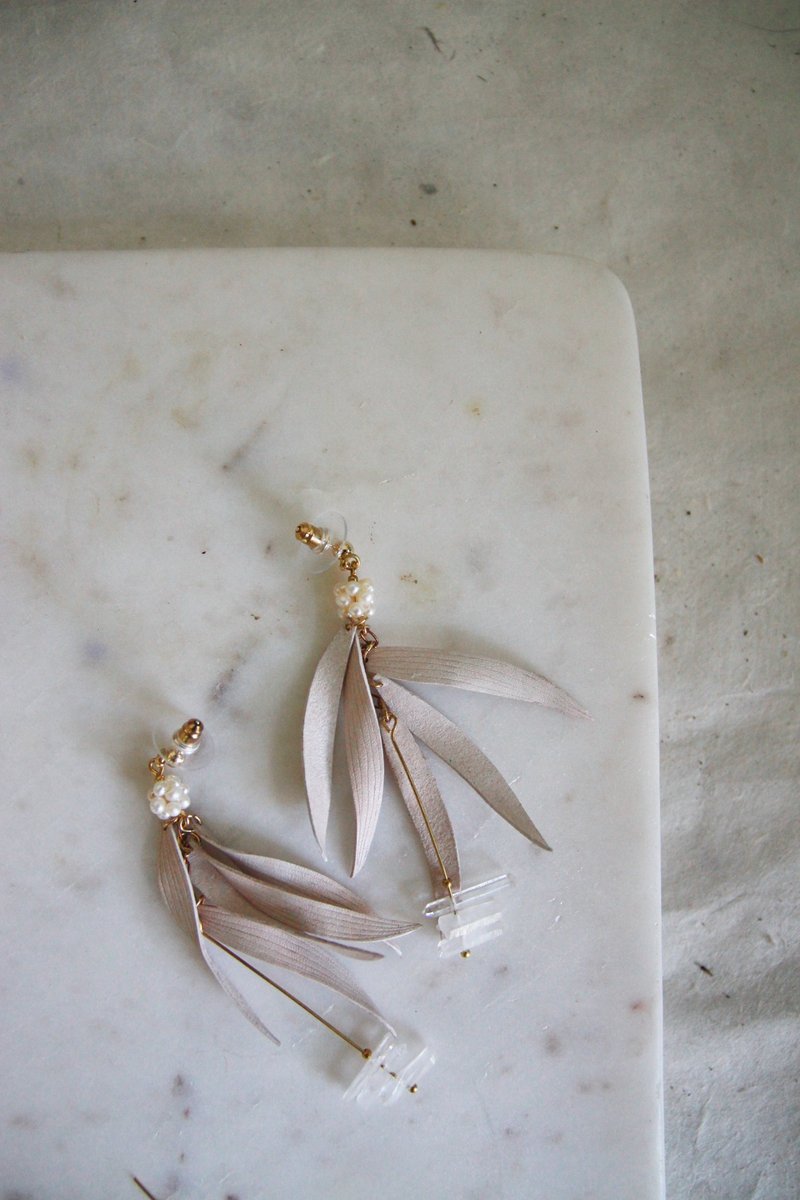 Acacia Multi-leaf Type_Hand Dyed Leather Plastic Pearl - Earrings & Clip-ons - Genuine Leather White