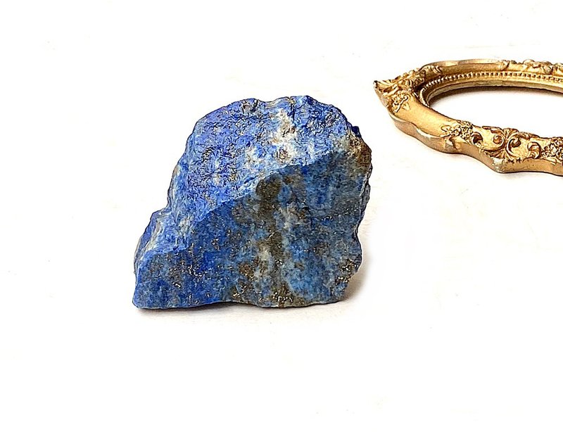 Natural raw ore lapis lazuli raw stone home office healing small ornament can be degaussed bracelet - อื่นๆ - หิน หลากหลายสี
