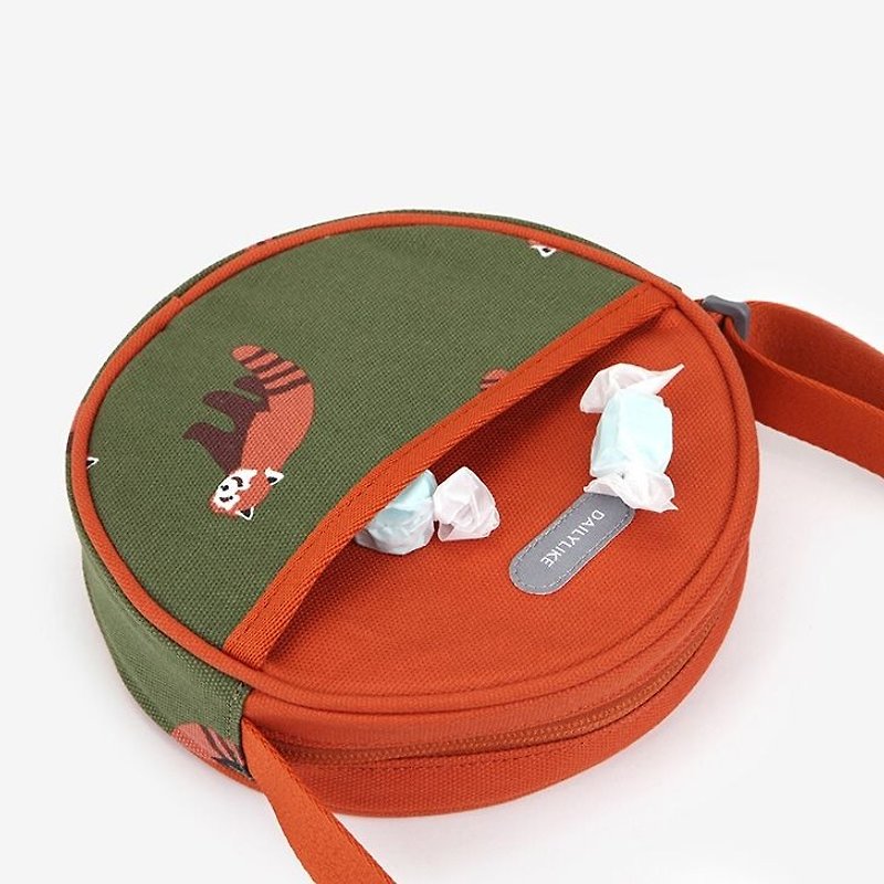 Dailylike Doodle Round Cross Backpack -01 Red Panda, E2D47463 - กระเป๋าแมสเซนเจอร์ - ผ้าฝ้าย/ผ้าลินิน สีแดง