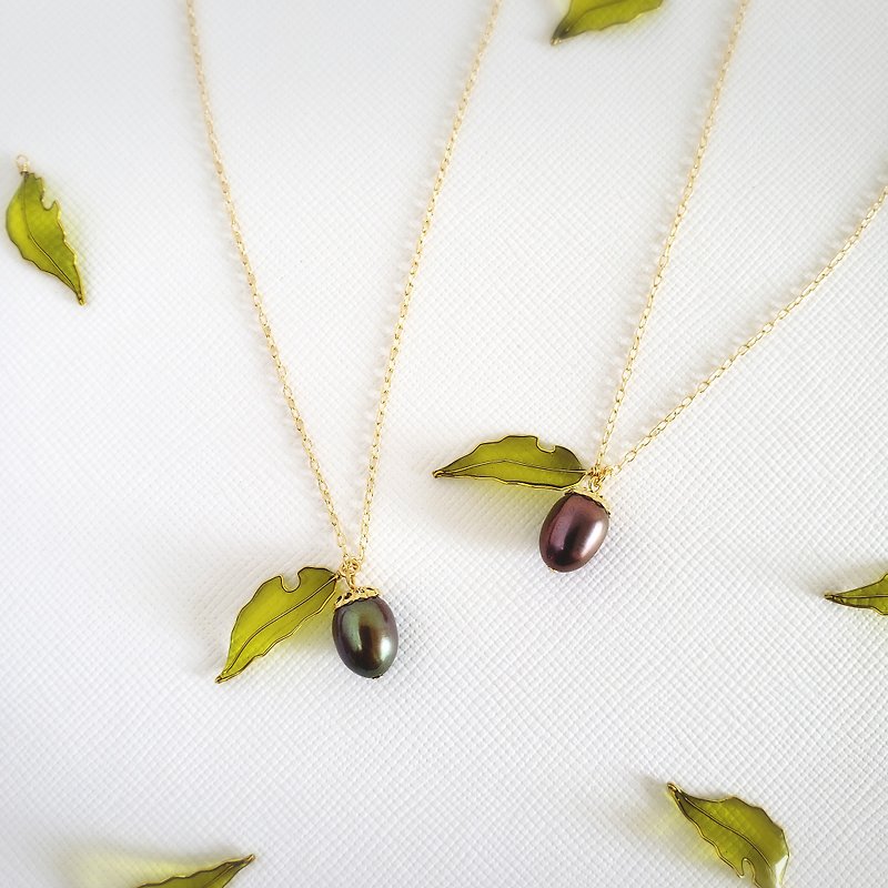 acorn & worm-eaten leaf necklace - Necklaces - Resin Green