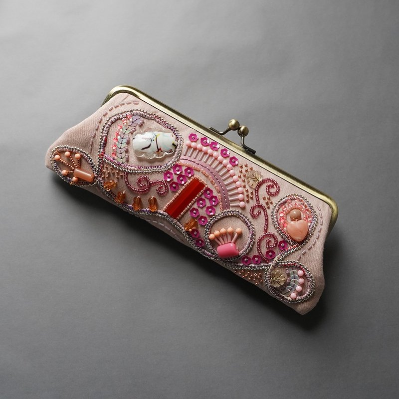 Can also be used as a glasses case. Beaded embroidered pen case kiss lock bag 6. Pink. One of a kind. Free shipping. Respect for the Aged Day. Mother's Day. - กล่องแว่น - ผ้าฝ้าย/ผ้าลินิน สึชมพู