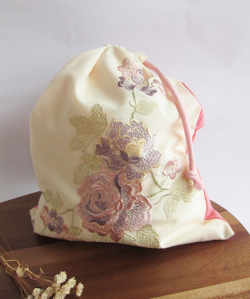 Embroidered  Rose  Draw String  Pouch Bag - กระเป๋าเครื่องสำอาง - ผ้าฝ้าย/ผ้าลินิน 