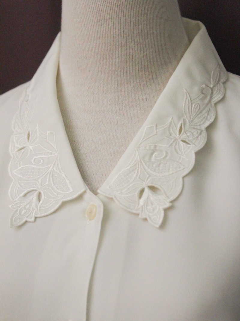 復古日本製典雅花朵刺繡翻領寬鬆白色長袖古著襯衫Vintage Blouse - 恤衫 - 聚酯纖維 白色