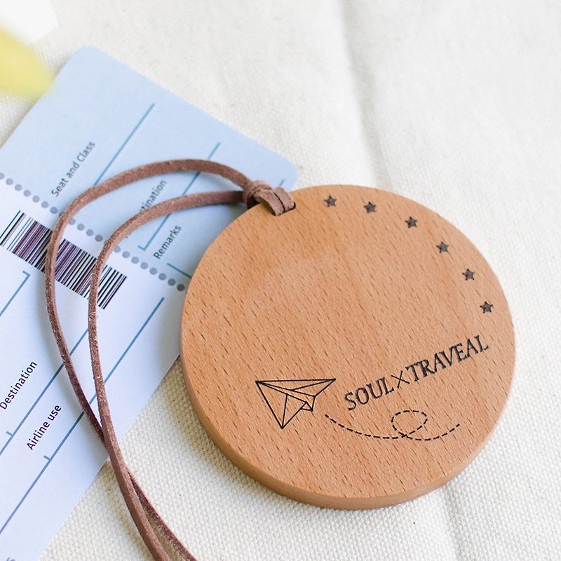 [Commemorative gift] Customized baggage tag charms, documents necessary for traveling abroad - ป้ายสัมภาระ - ไม้ สีนำ้ตาล