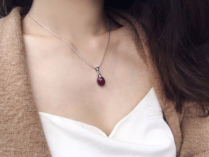 [Ofelia.] Natural Stone Series - Natural Small Oval Refined Ruby Silver Necklace (Unique Only One) [J108-Daenerys] / Crystal - สร้อยคอ - เครื่องเพชรพลอย สีแดง