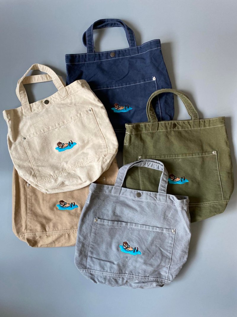 Otter Swimming Embroidery Canvas Tote / Crossbody Bag - กระเป๋าแมสเซนเจอร์ - ผ้าฝ้าย/ผ้าลินิน สีเทา