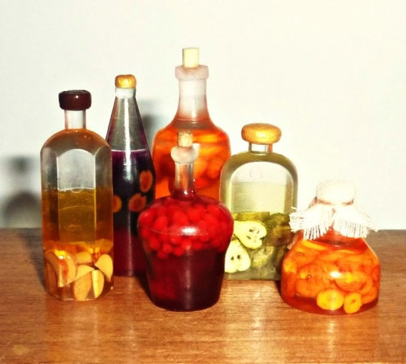 Dollhouse miniature 1:12 Bottles with juice