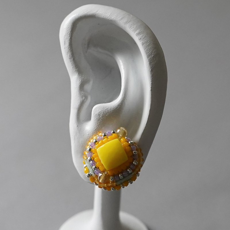 ビーズ刺繍のイヤリング ピアス 5　イエロー　パープル　おおぶり　一点もの - 耳環/耳夾 - 玻璃 咖啡色