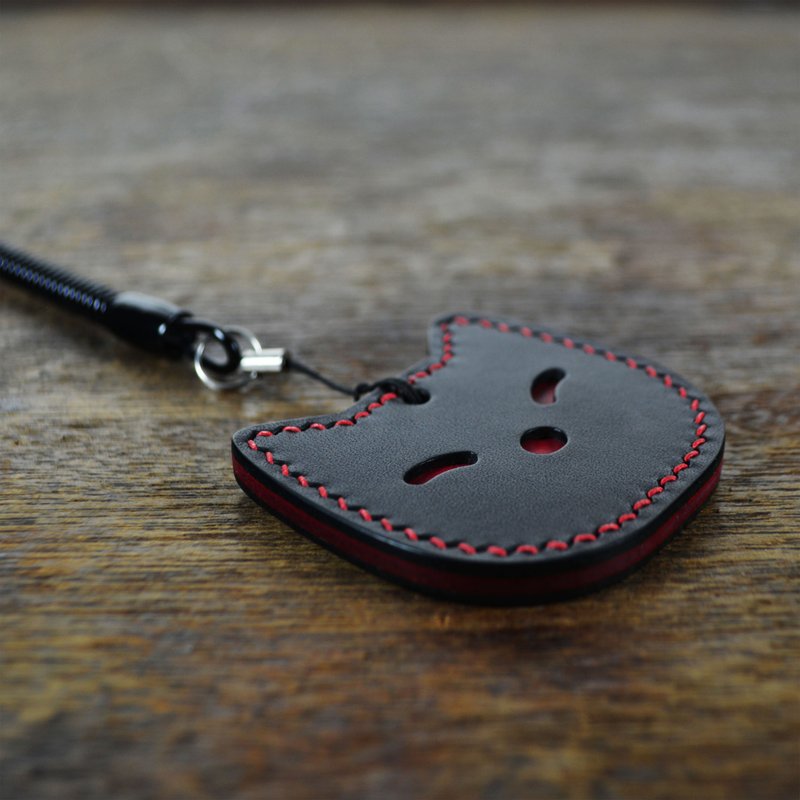 Italian Association certified vegetable tanned leather black hand-stitched Cat shape chip leisure card charm comes with a retractable rope - ที่ห้อยกุญแจ - หนังแท้ สีดำ