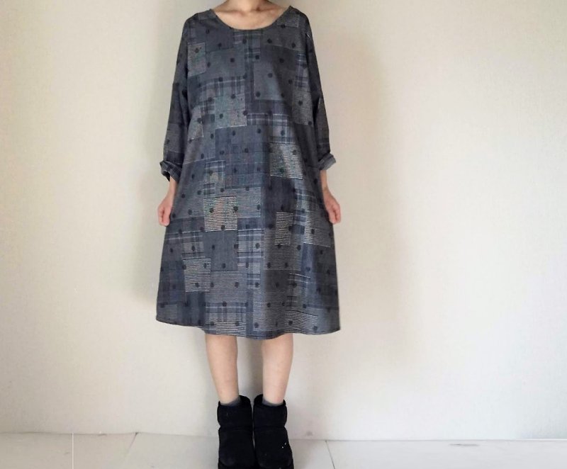 Glen check and dot pattern long-sleeved one-piece dress Flannel dark gray - ชุดเดรส - ผ้าฝ้าย/ผ้าลินิน สีเทา