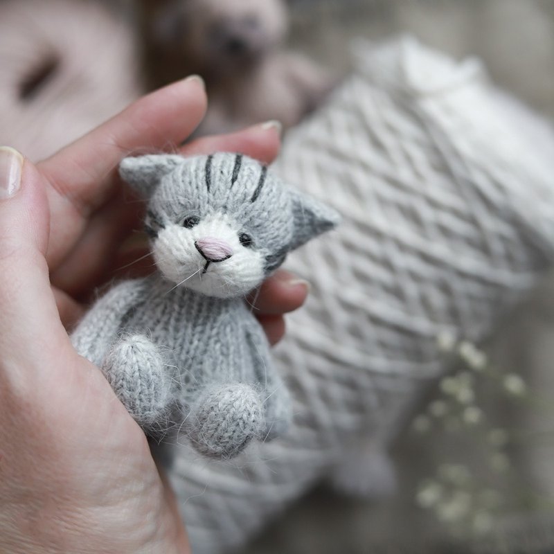 A knitted little kitten. Knitting pattern. - 手工藝教學/工具書 - 其他材質 