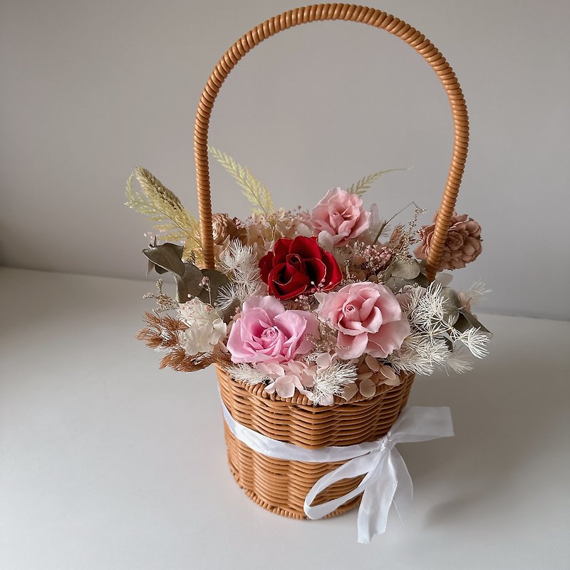 Red and pink natural style medium and large everlasting flower basket (with ribbon) - ช่อดอกไม้แห้ง - ไม้ไผ่ สีแดง