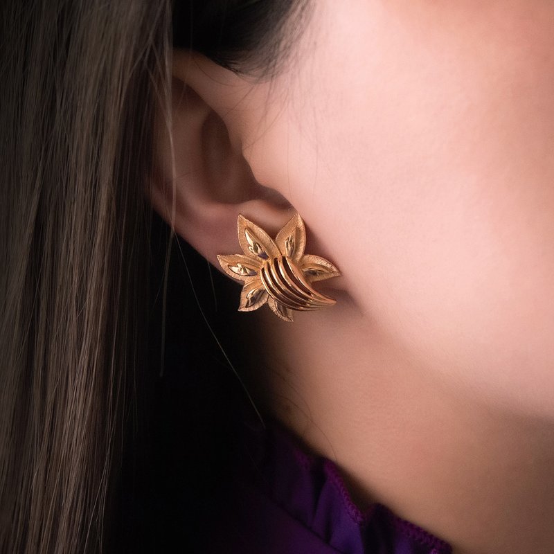 American Trifari brand antique special-level fine-grained hollow flower-leaf shape gold-plated Clip-On - ต่างหู - โลหะ สีทอง