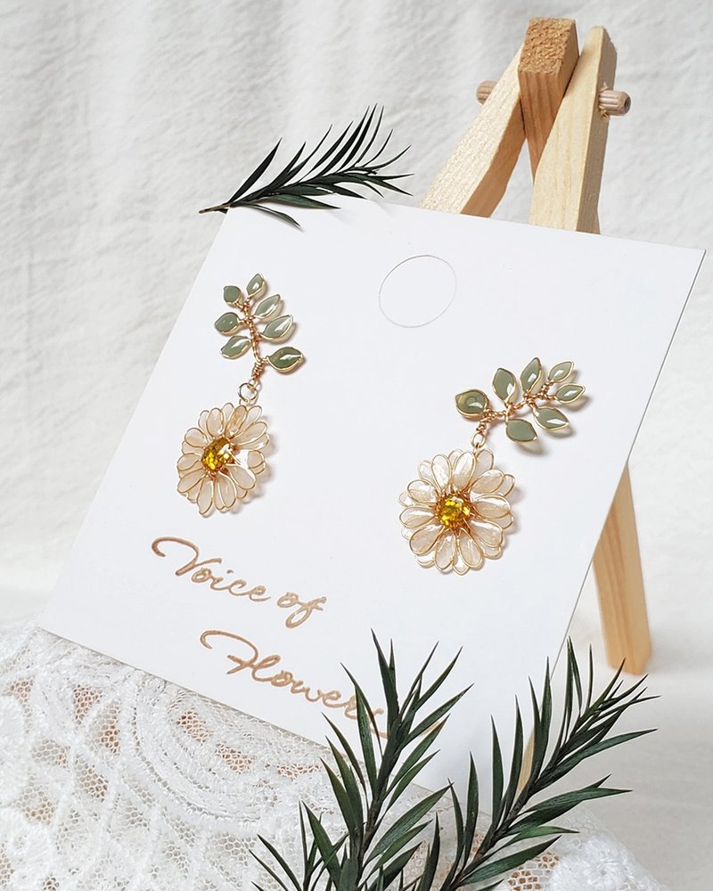 Fresh white chrysanthemum. Daisy Drop Earrings - ต่างหู - เรซิน ขาว