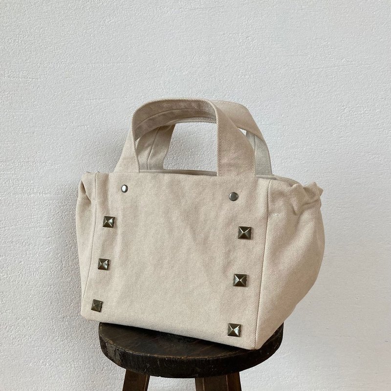 Gathered Tote Bag    Studs Mini   canvas　Ivory Cream - กระเป๋าถือ - ผ้าฝ้าย/ผ้าลินิน ขาว