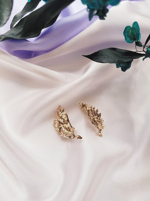 Hale黑爾典藏西洋古董 美國西洋古董飾品 / 金色精緻刷紋鏤空 金葉夾式耳環 Vintage復古老件珠寶