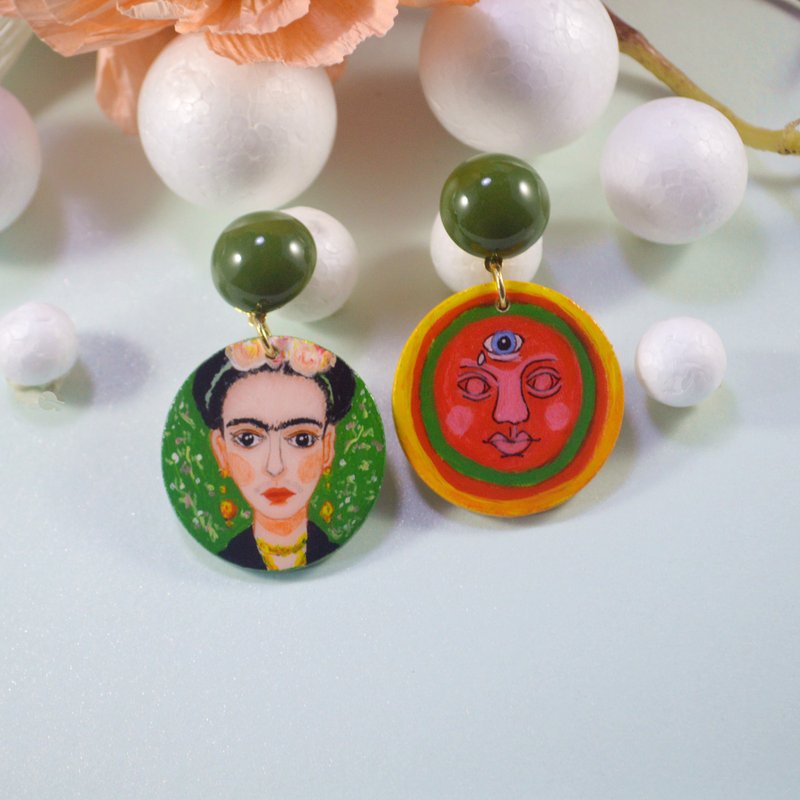 Artist Series Frida Hand-painted Wooden Asymmetrical Pattern Design Round Art Earrings - ต่างหู - ไม้ หลากหลายสี