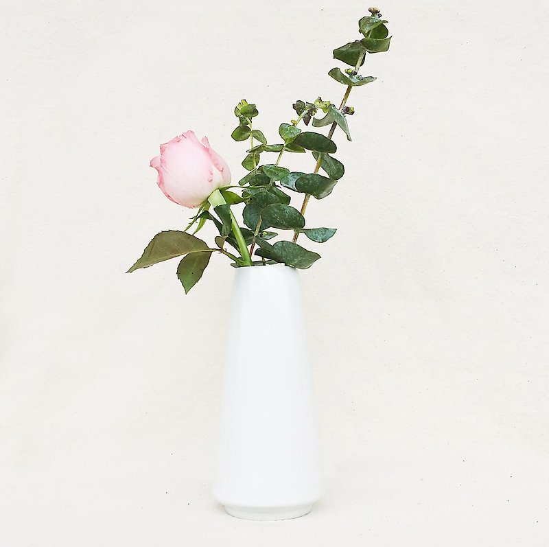 シンプルな北欧風の花～シリンダーホワイト - 花瓶・植木鉢 - 磁器 ホワイト