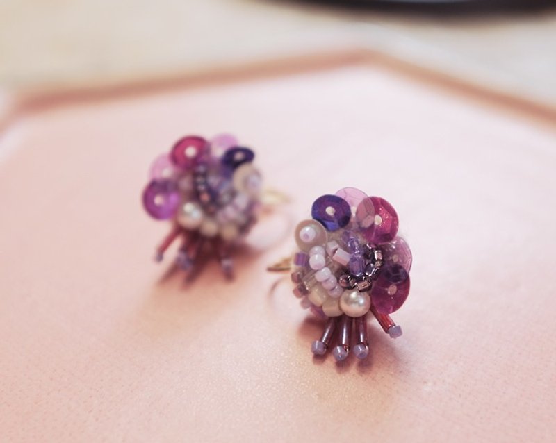 【有機小花園】紫色立體 刺繡耳環 - 耳環/耳夾 - 玻璃 紫色