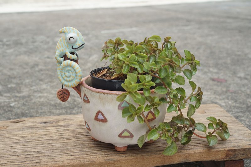 Branch with chameleon plant pot for cactus , handmade ceramic , pottery - 花瓶/花器 - 陶 多色