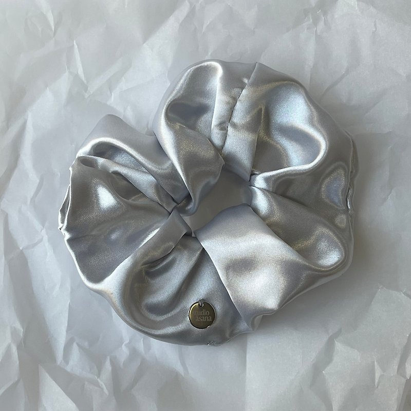 (volumy) silver scrunchie - เครื่องประดับผม - เส้นใยสังเคราะห์ สีเงิน