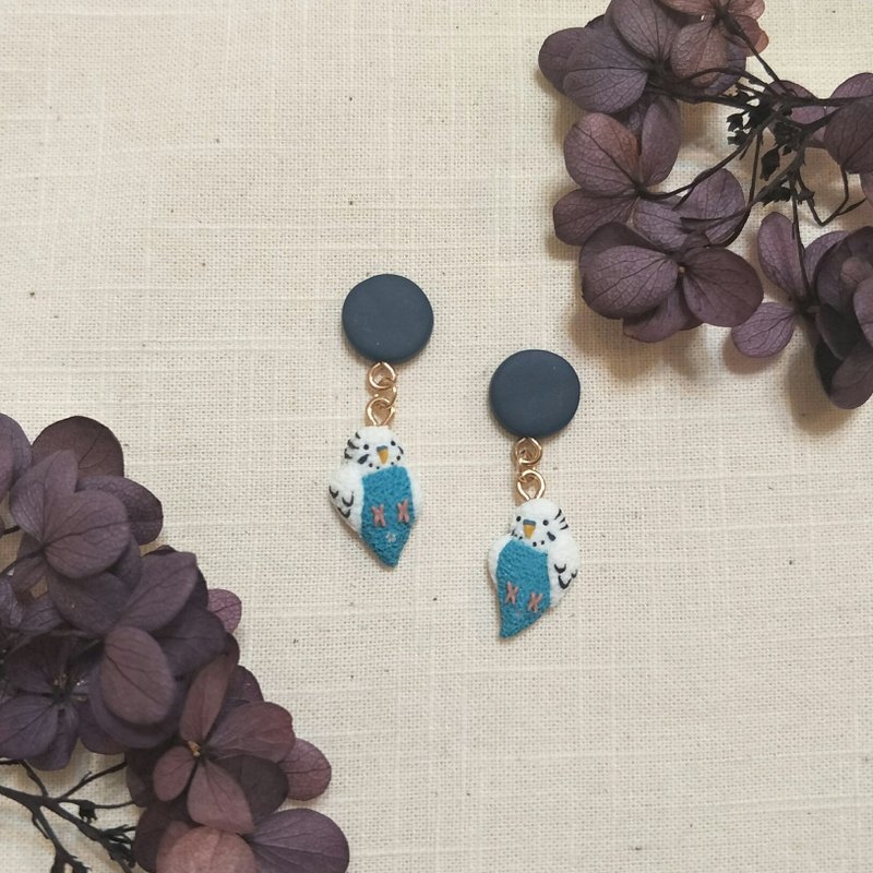 [Little bird lying down] budgerigar bird earrings parrot earrings soft clay earrings/ Clip-On - ต่างหู - ดินเหนียว สีน้ำเงิน