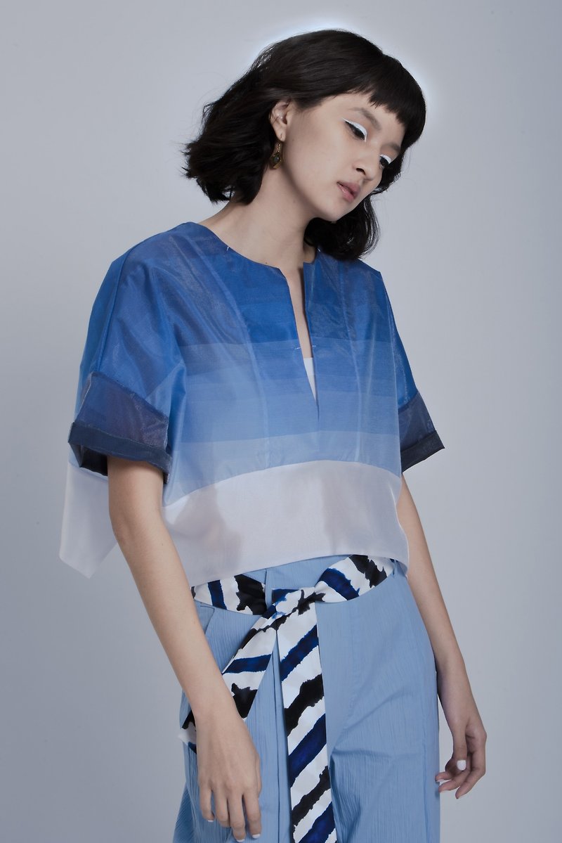 YIBO/藍色寬版漸層罩衫短版上衣 - 女上衣/長袖上衣 - 其他材質 藍色