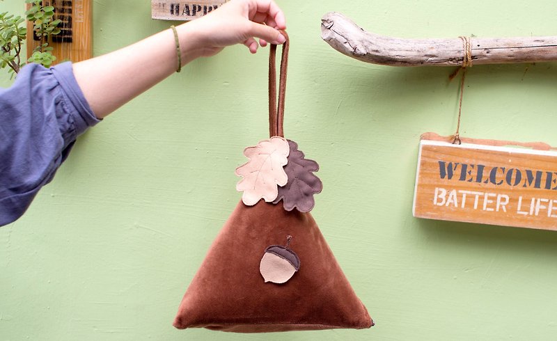 Autumn and winter Christmas acorn fluffy soft Teddy Brown Triangle portable cosmetic bag (M) - กระเป๋าถือ - ผ้าฝ้าย/ผ้าลินิน สีนำ้ตาล